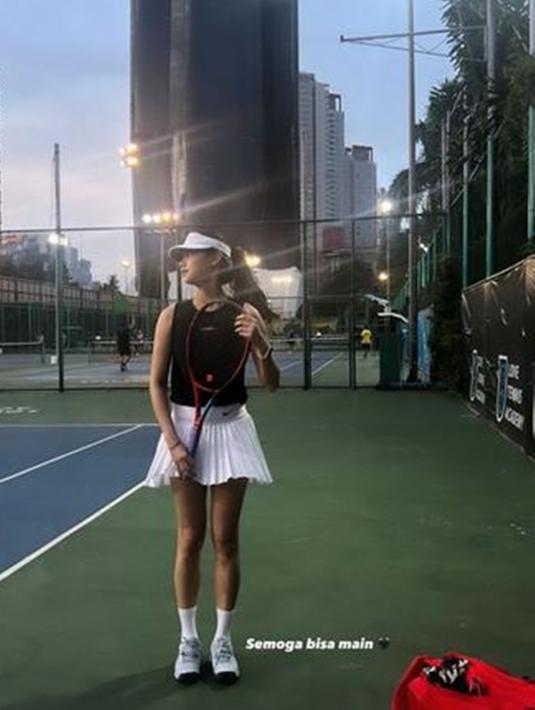 Kali ini, ia tampil dengan busana monokrom saat bermain tenis. Gege mengenakan atasan berwarna hitam dan rok putih. Penampilannya makin stylish mengenakan topi. (Liputan6.com/IG/@gegeelisa94)