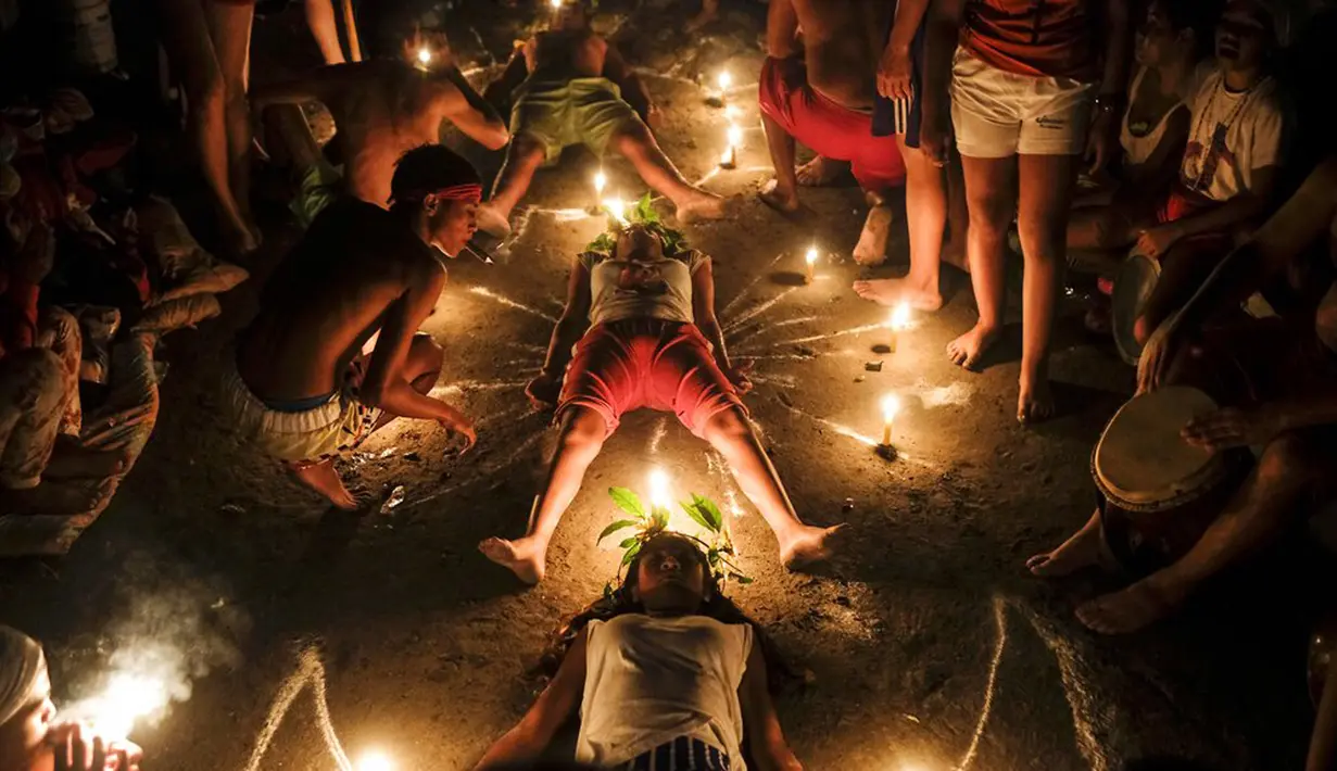 Pengikut aliran Maria Lionza mempraktikkan ritual di Gunung Sorte, Yaracuy, Venezuela, 12 Oktober 2021. Bersama dengan Santeria, Venezuela adalah rumah bagi agama-agama rakyat lainnya seperti Maria Lionza. (AP Photo/Matias Delacroix)