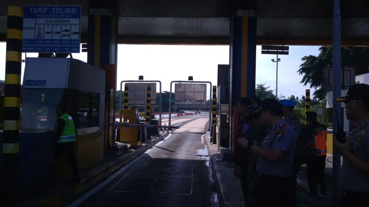 Tim Jibom Ledakkan Benda Mirip Bom di Gerbang Tol Sidoarjo