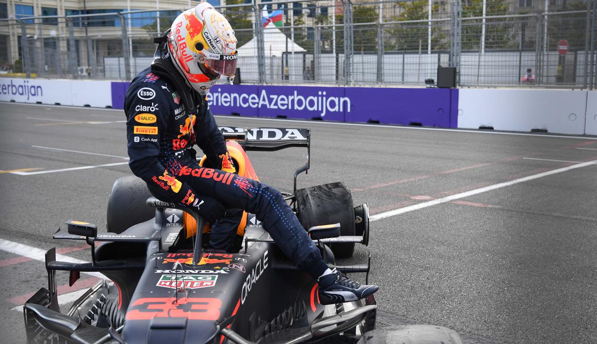 Nasib sial Max Verstappen terjadi karena ban mobilnya meletus. Insiden itu benar-benar jadi pil pahit bagi Verstappen. Padahal dia sedang memimpin balapan dengan nyaman dan tinggal beberapa lap lagi bakal finis. (Foto: AFP/Natalia Kolesnikova)