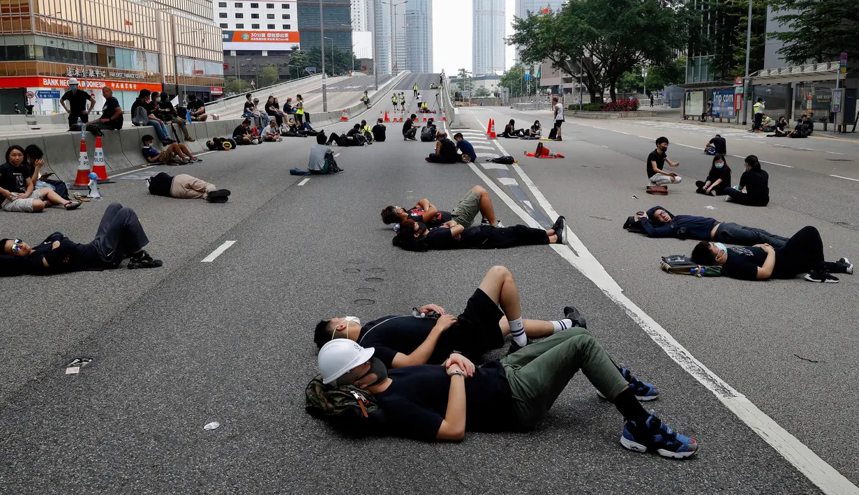 Sejumlah pengunjuk rasa tidur di jalanan utama dekat Gedung Dewan Legislatif saat menggelar protes terkait RUU Ekstradisi di Hong Kong, Senin (17/6/2019). Sekitar dua juta warga Hong Kong turun ke jalan menentang RUU Ekstradisi. (AP Photo/Vincent Yu)