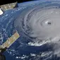 Foto yang dirilis NASA memperlihatkan Badai Florence terlihat dari Stasiun Luar Angkasa Internasional, Rabu (12/9). Badai Florence masih diperkirakan menjadi badai besar yang sangat berbahaya, ketika mendekati pesisir Amerika Serikat. (NASA via AP)