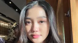 Paras cantik Chandrika Chika banyak disebut oleh netizen sekilas mirip dengan pesinetron Ranty Maria. Bila diperhatikan, sekilas garis wajah Chika dengan Ranty Maria memang mirip bak anak kembar. (Liputan6.com/IG/@chndrika_)