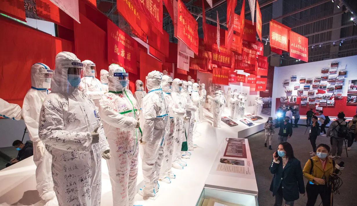 Sejumlah orang mengunjungi pameran tentang perjuangan China melawan epidemi COVID-19 di Wuhan, Provinsi Hubei, China tengah (15/10/2020). Pameran khusus tentang perjuangan negara tersebut melawan epidemi COVID-19 dimulai pada Kamis (15/10) di Wuhan.  (Xinhua/Xiao Yijiu)