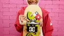 Skateboarder Indonesia Nyimas Bunga berpose dengan papan skatenya saat berkunjung ke kantor KLY, Jakarta, Jumat (7/9). Gadis 12 tahun ini merupakan peraih medali perunggu di ajang Asian Games 2018. (Liputan6.com/Faizal Fanani)