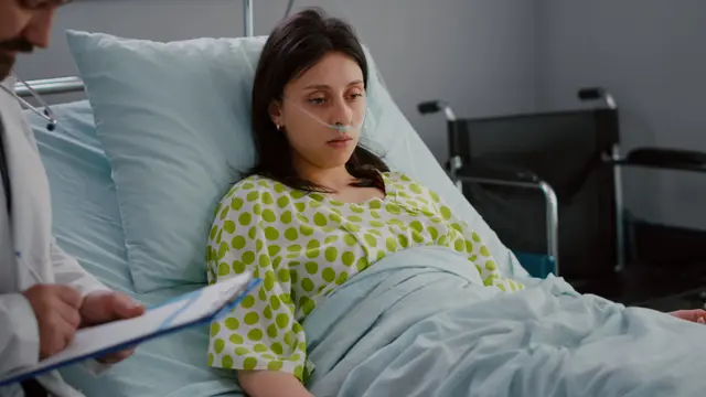 Seorang perempuan sedang dirawat di rumah sakit dan mengenakan selang oksigen (Foto Dok: Freepik/DC Studio)