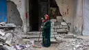 Shahira Sammour, 49 tahun, berpose di depan rumahnya yang hancur di Jabalia, Jalur Gaza utara, pada 9 Februari 2025. (Bashar TALEB/AFP)