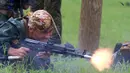 Seorang tentara Kazakhtan mengambil posisi menembak saat mengikuti kompetisi Master Angkatan Darat yang merupakan bagian dari Olimpiade Angkatan Darat di Novosibirsk, Rusia, 2 Agustus 2017. (AP Photo/Ivan Sekretarev)