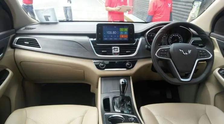 Dashboard dual tone dan terdapat tombol pengaturan pada setir. (Arief/Liputan6.com)