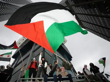 Pendukung Palestina menghadiri pawai di Toronto, Kanada, Senin (9/10/2023). Dalam aksinya, mereka menyuarakan agar Israel berhenti melakukan penyerangan brutal kepada rakyat Palestina. (Arlyn McAdorey/The Canadian Press via AP)