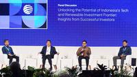 Co-Founder dan Co-Managing Northstar Group Patrick Walujo (kedua kanan) saat diskusi panel bersama Presiden Direktur PT Saratoga Investama Sedaya, Tbk. Michael William P. Soeryadjaya, Presiden Direktur Adaro Energy Garibaldi Thohir dan Direktur Investasi PT Saratoga Investama Sedaya, Tbk. Devin Wirawan dalam acara Saratoga Investmen Summit 2023 di Jakarta, (26/1/2022). (Liputan6.com)