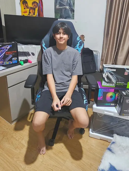 Selain mendapat kejutan dua kue, Alric juga menerima sejumlah hadiah besar dari keluarganya. Hadiah-hadiah itu ternyata berupa peralatan gaming canggih yang merupakan salah satu hobinya. Kado tersebut tentu membuatnya semakin bersemangat. (Liputan6.com/IG/@wulanguritno)