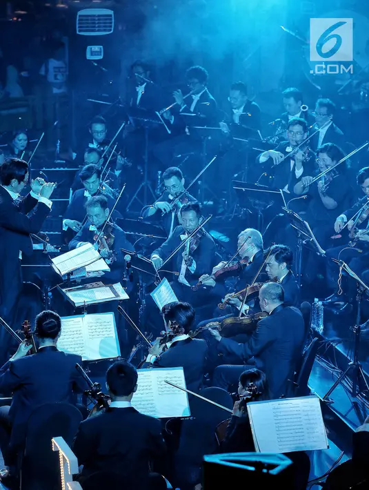 Twilite Orchestra dengan konduktor musik Addie MS tampil dalam konser Symphony Under The Stars di Lippo Mall Kemang, Jakarta, Sabtu (28/7). Mereka membawakan sountrack film terfavorit baik dari dalam maupun luar negeri. (Liputan6.com/Fery Pradolo)