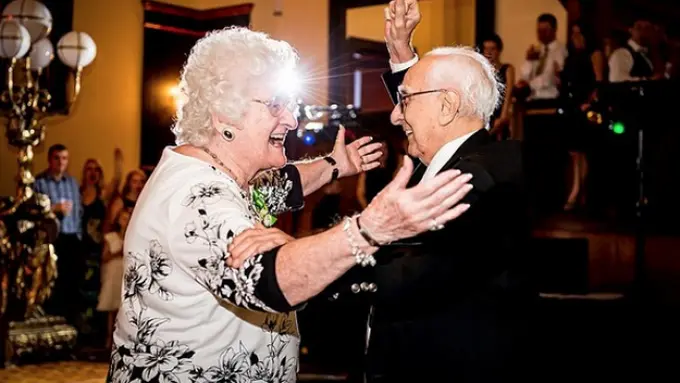 10 Foto yang Buktikan Keromantisan Tak Memiliki Batas Waktu