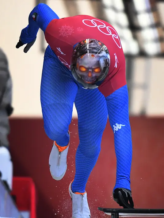 Joseph Luke Cecchini dari Italia memulai sesi latihan pada Olimpiade Musim Dingin Pyeongchang 2018 di Olympic Sliding Center di Pyeongchang, Korsel (21/2). Cecchini memakai helm dengan design tengkorak. (AFP Photo/Mark Ralston)