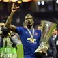 Paul Pogba membawa trofi Liga Europa, Swedia, Kamis (25/5). MU keluar sebagai juara Liga Europa setelah mengalahkan Ajax Amsterdam 2-0 di Friends Arena, Stockholm. (AP Photo)