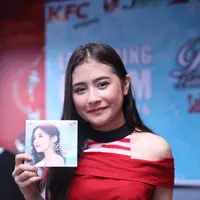 Album perdana Prilly Latuconsina resmi diluncurkan dihadapan para fans setianya di resto cepat saji di kawasan Lenteng Agung, Jakarta Selatan, Rabu (9/3/2016). (Andy Masela/Bintang.com)