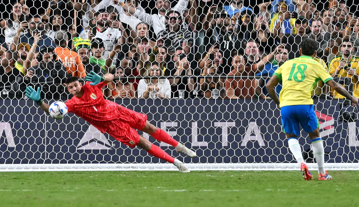 Pemain Brasil, Douglas Luiz gagal (kanan) mencetak gol ke gawang Uruguay pada babak adu penalti laga perempat final Copa America 2024 di Allegiant Stadium, Las Vegas, Nevada, Minggu (07/07/2024) WIB. (AFP/Frederix J. Brown)