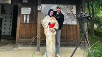 Kartika Putri pakai kimono rayakan babymoon bersama Habib Usman bin Yahya di Jepang (Dok.Instagram/@kartikaputriworld/https://www.instagram.com/p/B0NPql-nlY5/Komarudin)