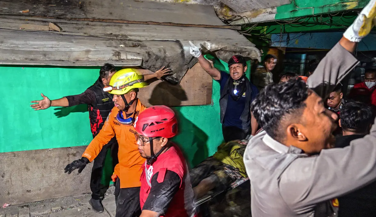 Saat ini sejumlah santri telah dilarikan ke rumah sakit. Namun, jumlah pasti korban masih dalam pendataan petugas di lapangan. (Juni Kriswanto/AFP)