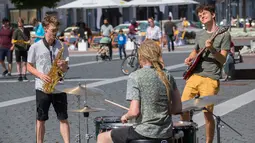 Orang-orang tampil di acara Hari Musik Jalanan (Street Music Day) di Vilnius, Lithuania (18/7/2020). Sejumlah musisi profesional dan amatir tampil di jalan-jalan dan taman di kota tua Vilnius dalam rangka merayakan Hari Musik Jalanan pada Sabtu (18/7). (Xinhua/Alfredas Pliadis)