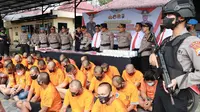 Para tersangka narkoba diamankan di Mapolreta Mojokerto. (Dian Kurniawan/Liputan6.com)