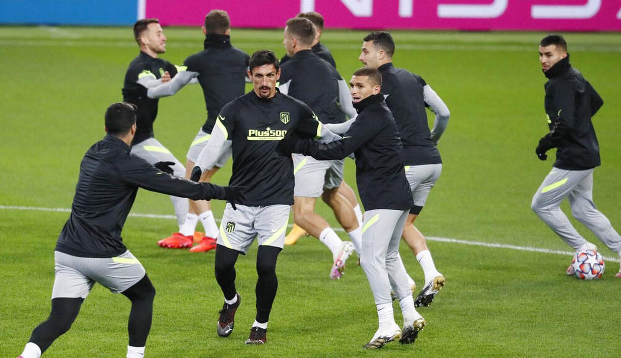 Pemain Atletico Madrid, Stefan Savic, saat sesi latihan jelang laga Liga Champions di Moskow, Senin (2/11/2020). Atletico Madrid akan berhadapan dengan Lokomotiv Moscow. (Yuri Kochetkov/Pool via AP)