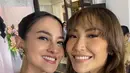 Ririn Ekawati juga mengenakan busana dari Ayu Dewi. Ia memilih model atasan warna dasar putih dengan motif biru yang senada dengan warna bagian berkerah dan lengan. [@ririnekawati]