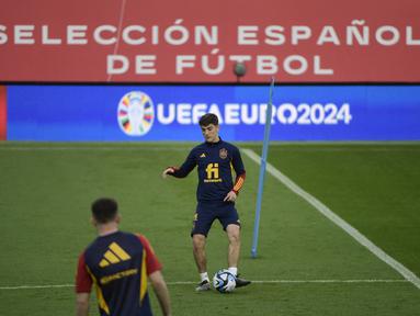 Gelandang Spanyol Gavi menghadiri sesi latihan menjelang laga kualifikasi grup A UEFA Euro 2024 melawan Norwegia di stadion La Rosaleda, Malaga, Jumat (24/3/2023). (Photo by CRISTINA QUICLER / AFP)