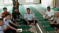 Tim investigasi menemui pengurus masjid Al-Hasanah di Jalan Teratai yang menyaksikan tindak kekerasan puluhan anggota TNI AU Lanud Suwondo. 