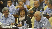 Menteri Kelautan dan Perikanan, Susi Pudjiastuti (tengah) saat mengikuti rapat kerja dengan Komisi IV DPR RI, Jakarta, Senin (26/1/2015). Rapat membahas kebijakan Kementerian Kelautan dan Perikanan tahun 2015-2019.  (Liputan6.com/Andrian M Tunay).