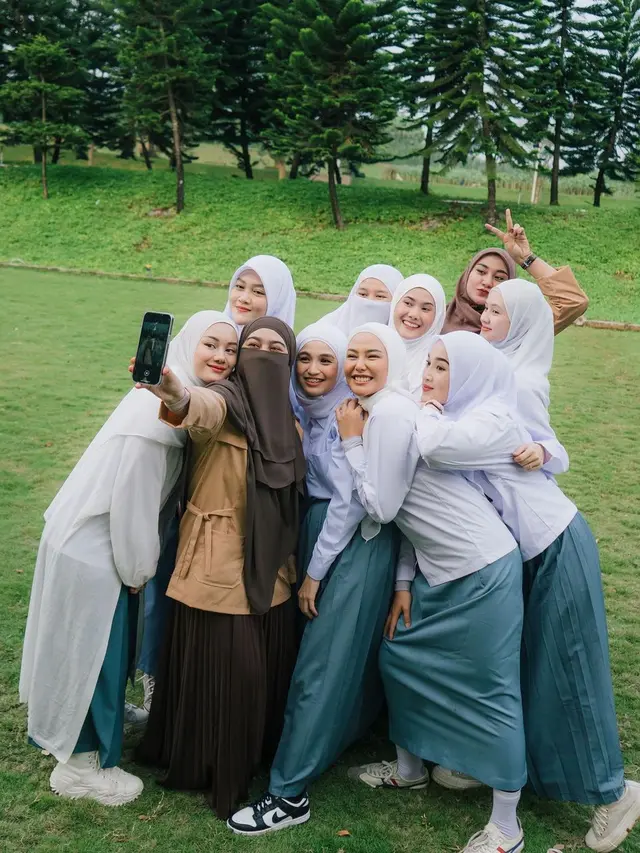 Perayaan ultah ke-29 Henny Rahman istri Alvin Faiz bersama selebgram hijabers (Foto: Instagram @ririe_fairus)