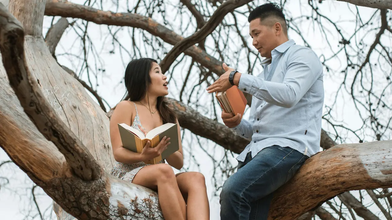couple pria perempuan ngobrol kencan