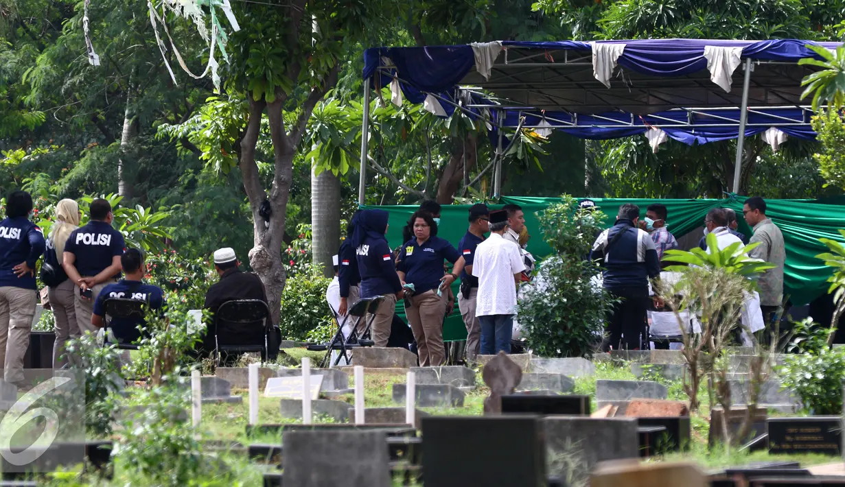 Tampak tim forensik dari Polda Metro Jaya telah yang melakukan otopsi di makam jenazah korban Allya, Jakarta, Rabu (13/1). Proses otopsi sendiri berjalan tertutup agar berjalan lancar. (Liputan6.com/Yoppy Renato)
