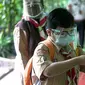 Siswa menggunakan hand sanitizer sebelum memasuki ruang kelas pada pada hari pertama uji coba Pembelajaran Tatap Muka (PTM) di SDN Kenari 08 Pagi Jakarta, Rabu (7/4/2021). Pemprov DKI Jakarta mulai melakukan uji coba pembelajaran tatap muka secara terbatas di 100 sekolah (Liputan6.com/Faizal Fanani)