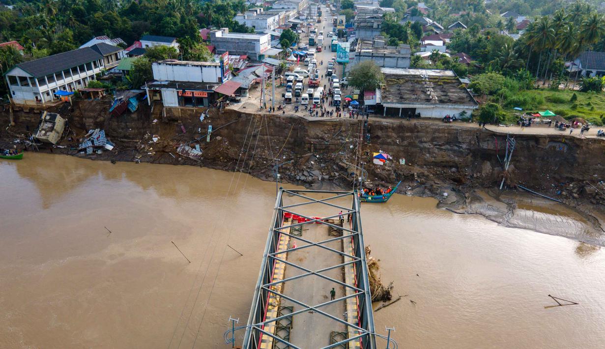 Foto udara menunjukkan bagian jembatan yang runtuh di atas Sungai Peusangan di Kuta Blang, Kabupaten Bireuen, Provinsi Aceh, pada Selasa 9 Desember 2025. Jembatan Kuta Blang yang berdiri di atas Sungai Peusangan di Kuta Blang, Kabupaten Bireuen, Provinsi Aceh, masih putus. (CHAIDEER MAHYUDDIN/AFP)