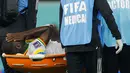 Reaksi gelandang Senegal Cheikhou Kouyate saat dibawa mengguakan tandu setelah mengalami insiden dengan gelandang Belanda, Frenkie de Jong pada pertandingan kedua Grup A Piala Dunia 2022 di Stadion Al-Thumama di Doha, Senin (21/11/2022). Tim medis coba memberi pertolongan kepada Cheikhou Kouyate, namun, rasa sakit yang dirasakan membuatnya harus menepi. (Odd ANDERSEN / AFP)