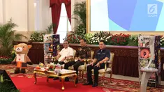 Presiden Joko Widodo (tengah) bersama Mensesneg Pratikno (kiri) dan Kepala Bekraf Triawan Munaf saat menghadiri promosi Asian Games 2018 di Istana Negara, Jakarta, Selasa (5/6). (Liputan6.com/Angga Yunia)