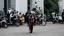 Aksi freestyler motor saat meramaikan waktu menjelang berbuka puasa atau ngabuburit di Banjir Kanal Timur (BKT), Jakarta, Minggu (12/5/2019). Aksi para freestyler menari di atas kuda besi menjadi daya tarik sekaligus tontonan warga yang sedang ngabuburit di BKT. (merdeka.com/Iqbal Nugroho)