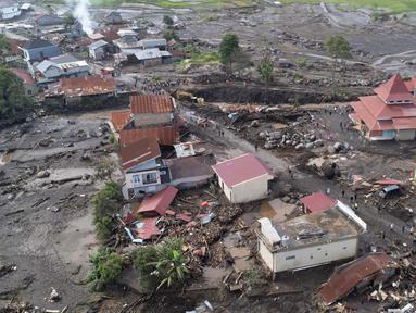 Foto yang diambil dari pesawat tanpa awak (drone) menunjukkan kerusakan di sebuah desa yang terkena dampak banjir bandang di Agam, Sumatera Barat, Indonesia, Selasa, 14 Mei 2024. (AP Photo/Sutan Malik Kayo)