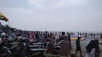 Pantai Tanjungpakis, Karawang dipadati wisatawan saat libur Lebaran 2019. (Abramena)