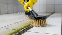 7 Cara Mengatasi Lantai Kamar Mandi Licin Tanpa Bongkar Keramik, Dijamin Ampuh dan Aman