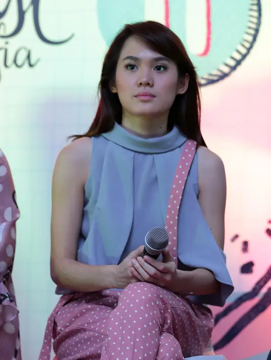 Album ii ini sebenarnya sudah dirilis secara digital di awal tahun 2017 lalu dan kemarin, Selasa (20/6/2017), album ii ini kembali dirilis namun disajikan dalam bentuk fisiknya. Tak menampik, Sheryl pun sangat senang. (Deki Prayoga/Bintang.com)