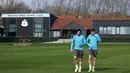 Untuk diketahui, meski sukses di Eropa, performa domestik Newcastle United masih dilanda inkonsistensi. Tampak dalam foto, gelandang Newcastle United asal Italia, Sandro Tonali (kiri) bersama Harvey Barnes tiba untuk mengikuti sesi latihan tim di pusat pelatihan Darsley Park di Newcastle upon Tyne, pada Senin 9 Maret 2026. (SCOTT HEPPELL/AFP)