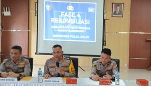 Kabid Humas Polda Sulut Kombes Pol AP Hasibuan saat memberikan keterangan di RS Bhayangkara Manado pada Selasa (30/12/2025). (Liputan6.com/Yoseph Ikanubun)