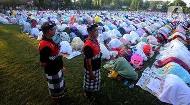 Pecalang dari Banjar Pegok berjaga saat umat muslim melakukan Sholat Idul Fitri di Lapangan Pegok, Sesetan, Denpasar, Sabtu (22/4/2023). (merdeka.com/Arie Basuki)