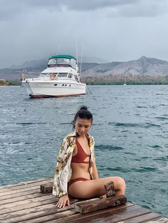 Angela pun membagikan banyak sekali momen ia liburan. Baru-baru ini ia sedang berada di Pulau Menjangan. Yaitu sebuah pulau kecil yang ada di sebelah barat Bali. Pulau ini pun sedang berkembang dalam destinasi wisatanya. (Liputan6.com/IG/@angelagilsha)