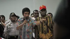Perwakilan dari Persipura datangi Kantor Kemenpora, Kamis (28/5/2015). Mereka mempertanyakan kasus batalnya pertandingan Piala AFC antara Persipura dengan Pahang FA. (Liputan6.com/Herman Zakharia)