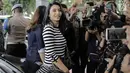 Tyas Mirasih dikerumuni wartawan saat tiba di SPKT Polda Metro Jaya, Jakarta, Rabu (21/3). Sebelumnya diberitakan, seorang perempuan paruh baya bernama Maryke Harris Pohu menuding Tyas telah membawa cucu perempuannya. (Liputan6.com/Faizal Fanani)