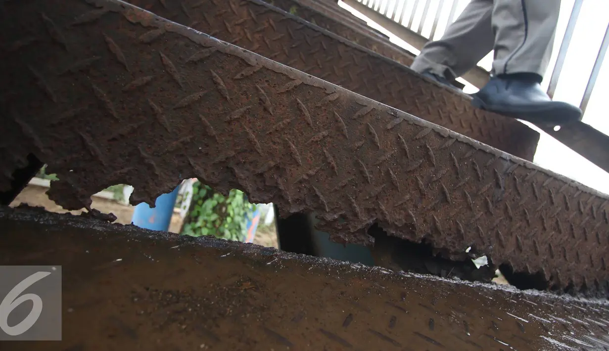 Kondisi anak tangga JPO yang berlubang akibat karat di kawasan Universitas Indonesia, Depok, Jawa Barat, Selasa (11/10). Kondisi yang memperihatinkan ini bisa membahayakan keselamatan pengguna JPO. (Liputan6.com/Immanuel Antonius)